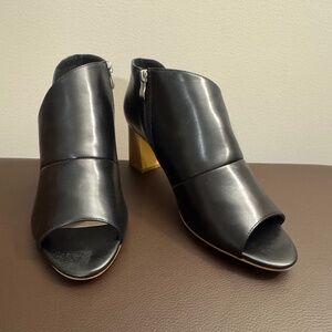 Black Heeled Shoe with Zipper